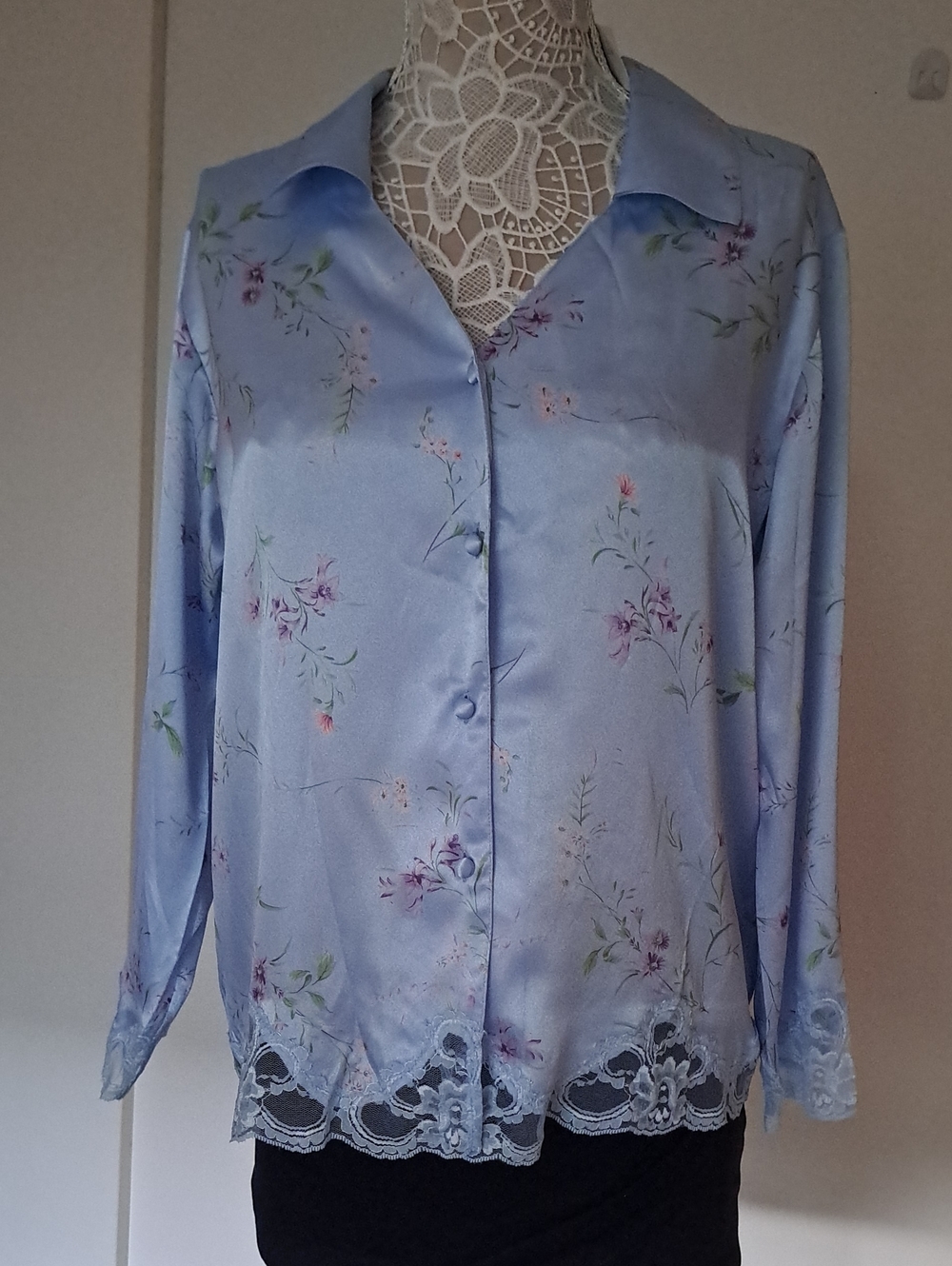 MORGAN TAYLOR sleepwear Blouse Satin Floral Blue with a lace Trim.